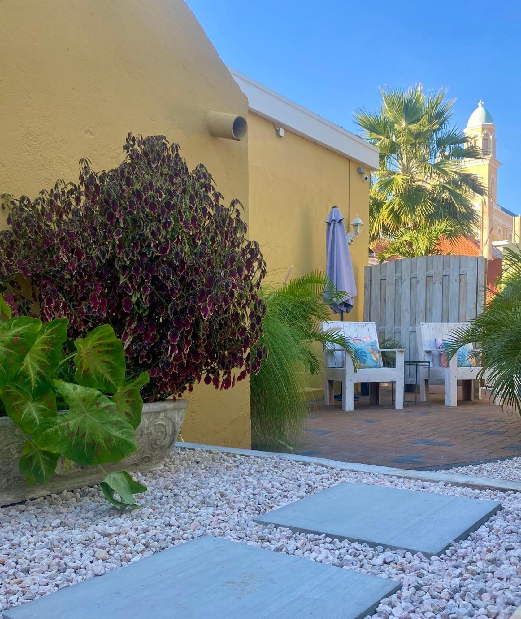 Historic Building The Palm Backyard Studio-Apartment Willemstad, Curacao Feel Home Away From Home מראה חיצוני תמונה